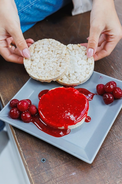 Pão de arroz vegano no café da manhã com geléia Alimentação Saudável