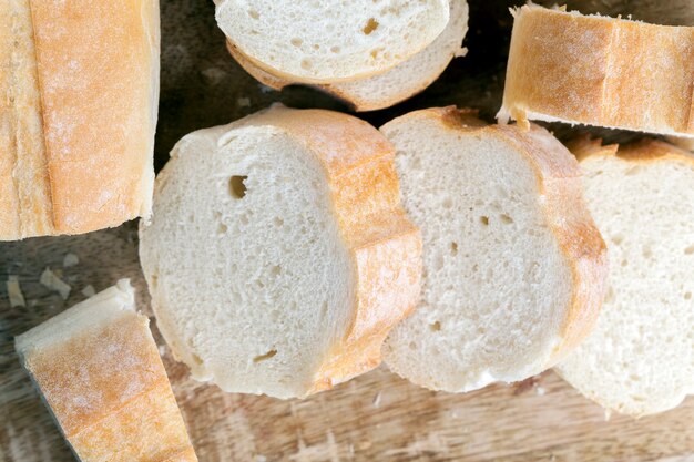 Pão de baguete de trigo cortado em fatias