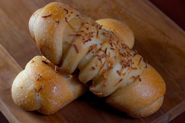 Pão de banana caseiro em uma tábua de madeira