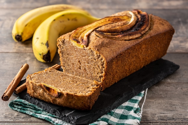 Pão de banana caseiro na mesa de madeira rústica.