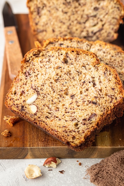 Pão de banana caseiro ou bolo com avelã