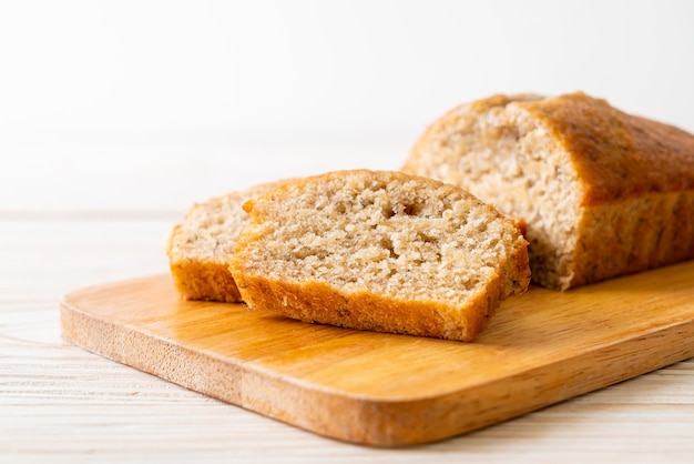 Pão de banana caseiro ou bolo de banana fatiado