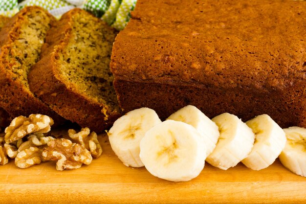 Pão de banana clássico acabado de fazer com nozes e bananas.