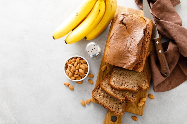 Pão de banana com amêndoas e canela