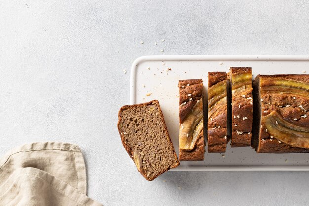 Pão de banana de trigo sarraceno vegano fatiado em quadro branco