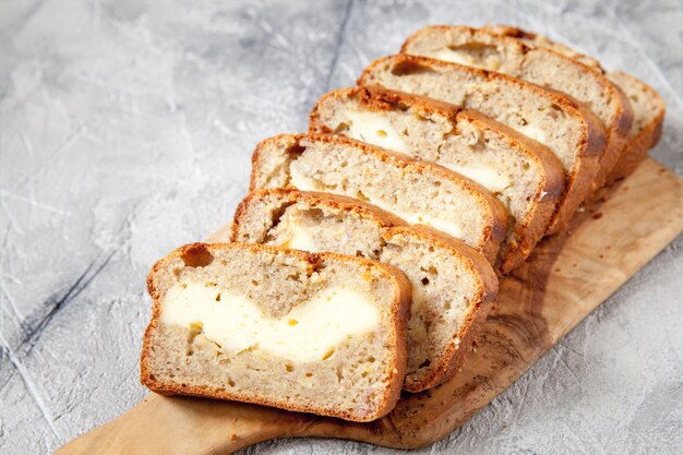 Pão de banana fatiado com cream cheese