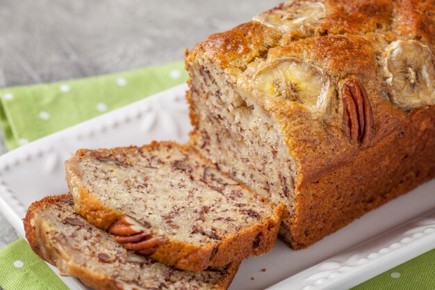 Pão de banana fatiado com noz-pecã