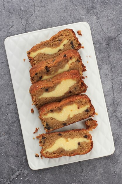 Pão de banana fatiado de vista superior (bolo de banana) com recheio de cream cheese com espaço para cópia