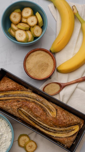 pão de banana fresco encontra-se em um plano de fundo cinza opções vegetarianas planas deliciosas e b