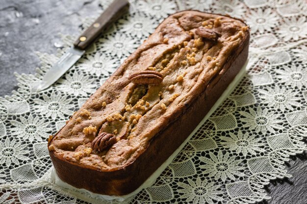 Pão de banana saudável em uma mesa