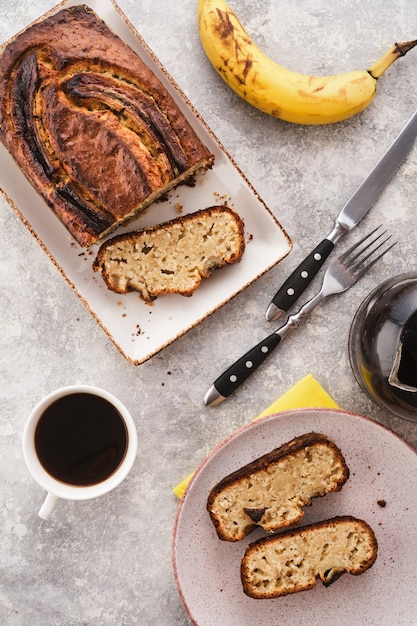 Pão de banana. torta de banana caseira recém-assada com mel e manteiga