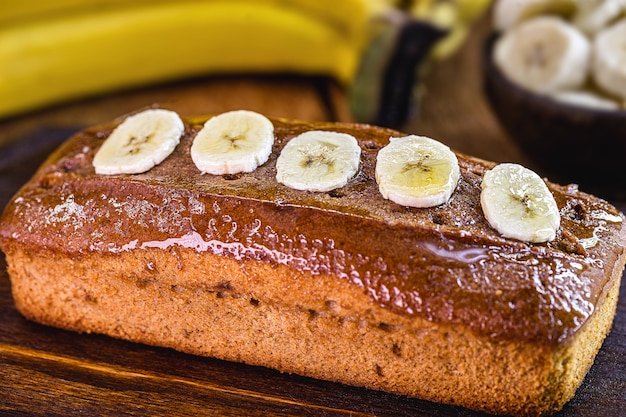 pão de banana vegan, com frutas ao redor, feito com aveia, quinua, farinha sem glúten