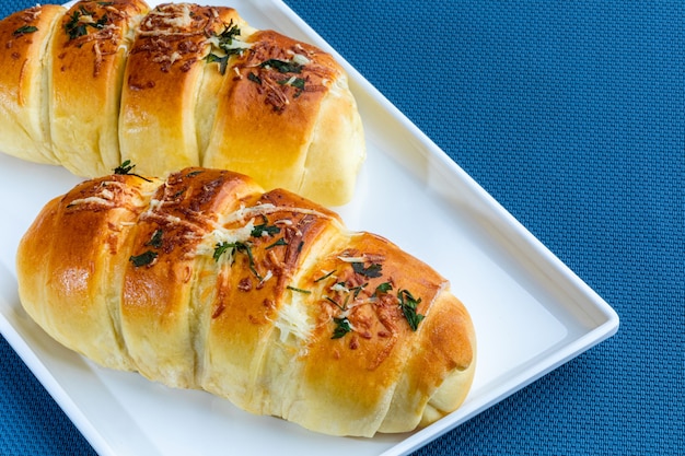 Pão de batata com recheio de presunto e queijo mussarela