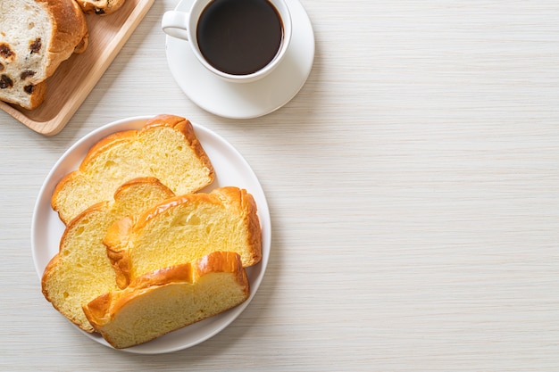 Pão de batata doce com café no café da manhã