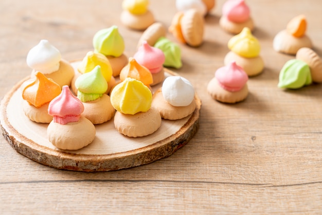 pão de biscoito com açúcar colorido