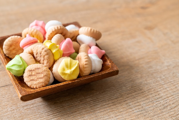 Pão de biscoito com açúcar colorido