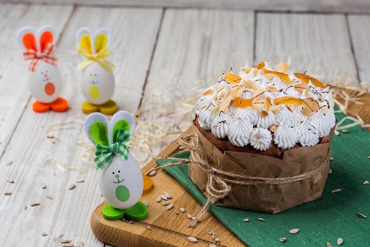 Foto pão de bolo de páscoa decorado com damascos secos doces de ovos e sementes de girassol no conceito de férias de fundo de madeira