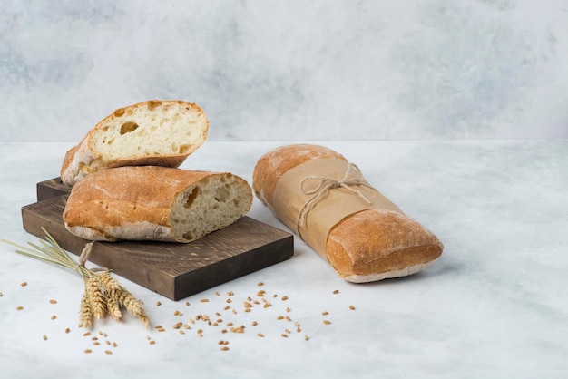 Foto pão de café da manhã no fundo branco com composição