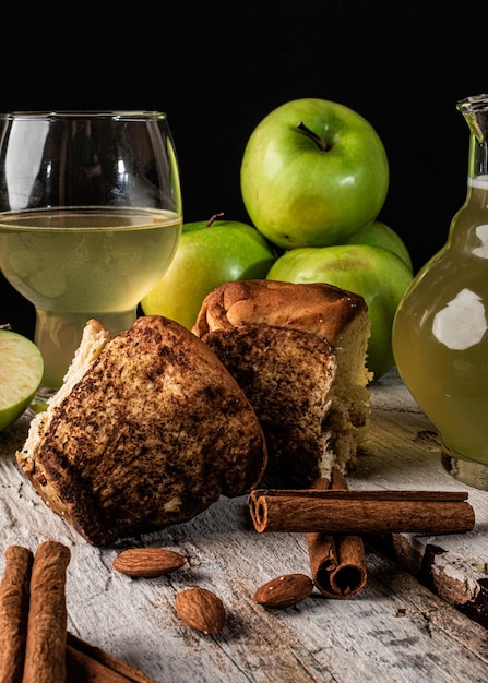 Pão de canela com maçã verde e amêndoas