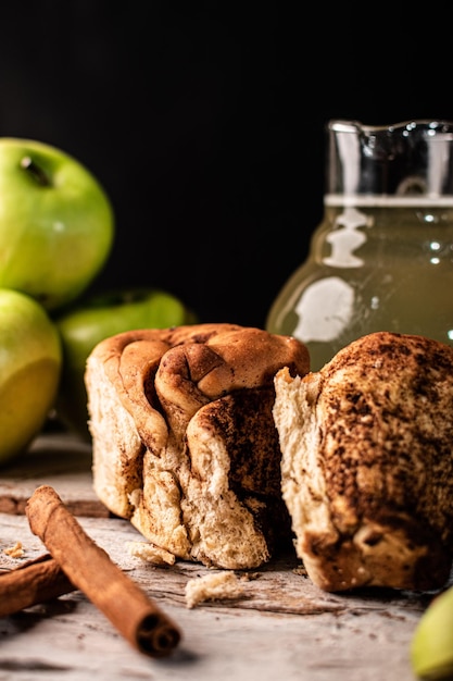 Pão de canela com maçã verde e amêndoas