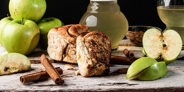 Pão de canela com maçã verde e amêndoas