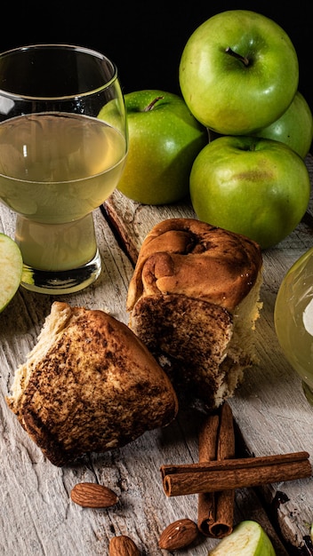 Pão de canela com maçã verde e amêndoas