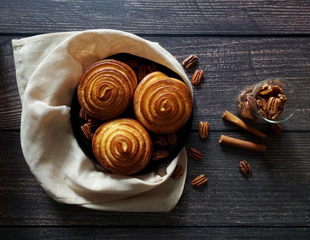 Pão de canela e nozes caramelizadas