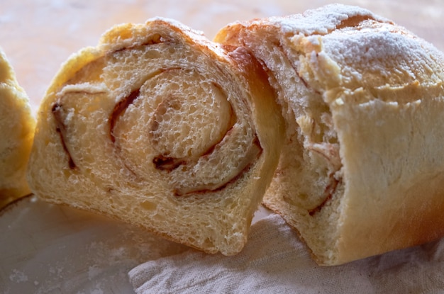 Pão de canela fatiado