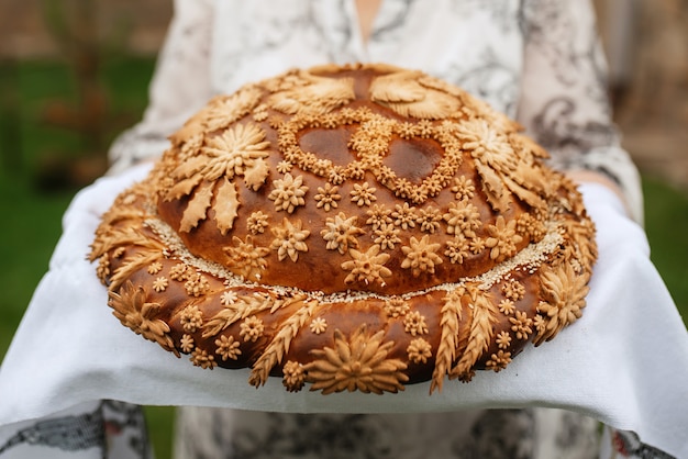 Pão de casamento com tranças volumosas e enfeites