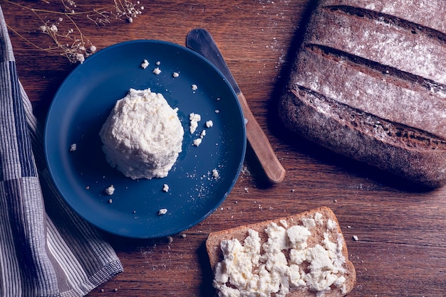 Pão de centeio com requeijão