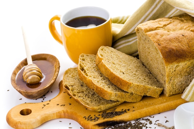 Pão de centeio de fermento fresco artesanal na mesa.