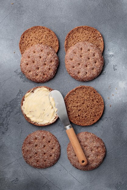 Pão de centeio finlandês tradicional Ruisleipa em um fundo cinza de concreto