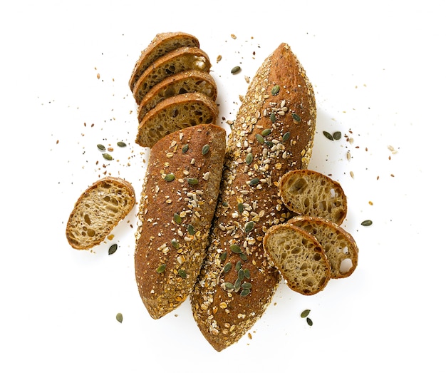 Foto pão de centeio fresco isolado no branco com sementes