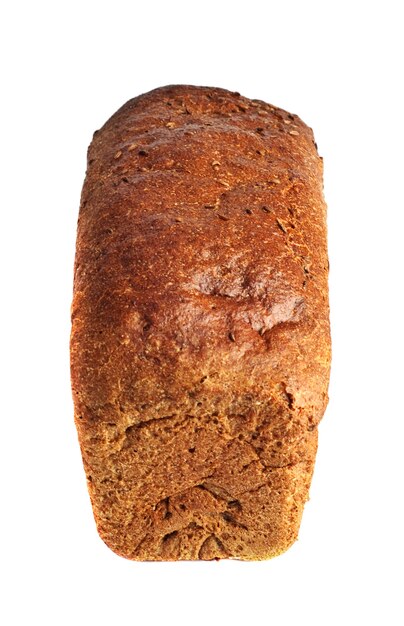 Pão de centeio fresco, isolado no branco