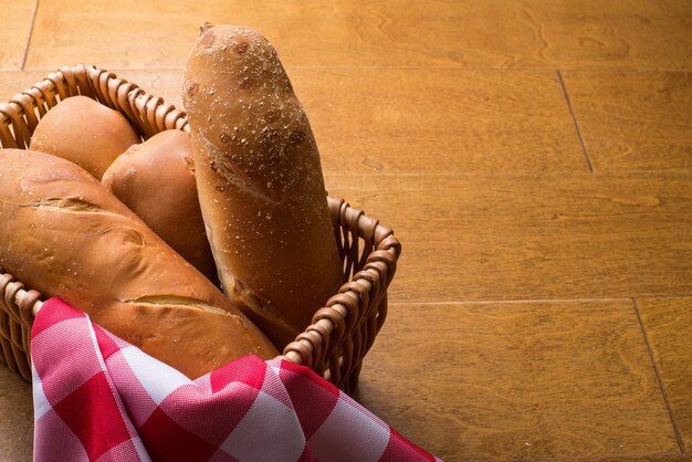 Pão de centeio na mesa.