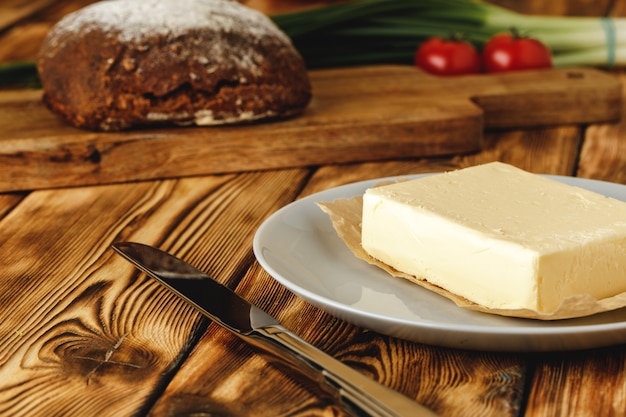 Pão de centeio na tábua na mesa de madeira