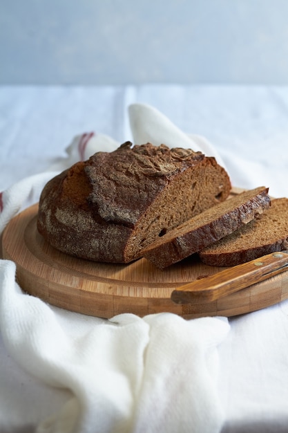 Pão de centeio redondo tradicional na mesa