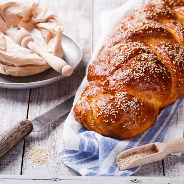 Pão de Chalá com sementes de gergelim. Sementes de pastelaria, farinha e gergelim