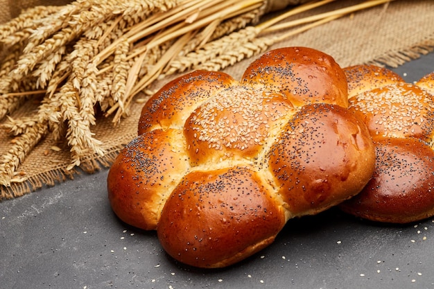 Pão de challah recém-cozido e trenzado, coberto de gergelim e sementes de papoula, perfeito para qualquer refeição