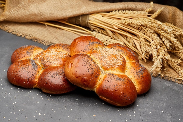 Pão de challah recém-cozido e trenzado, coberto de gergelim e sementes de papoula, perfeito para qualquer refeição