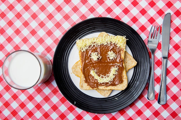 Pão de chocolate doce com cara engraçada