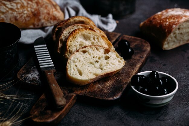 Pão de ciabatta caseiro Fatias de pão em fatias de tábua de madeira Pão