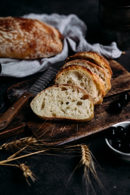 Pão de ciabatta caseiro fatias de pão em fatias de tábua de madeira pão