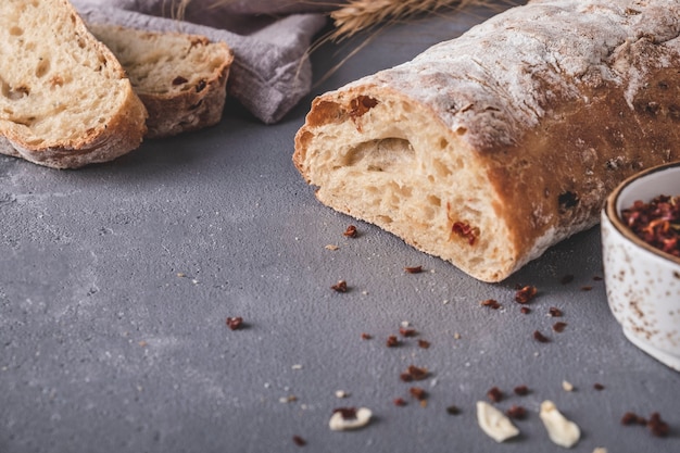 Pão de ciabatta com copyspace em um fundo cinza