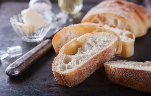 Pão de ciabatta italiano cortado em fatias