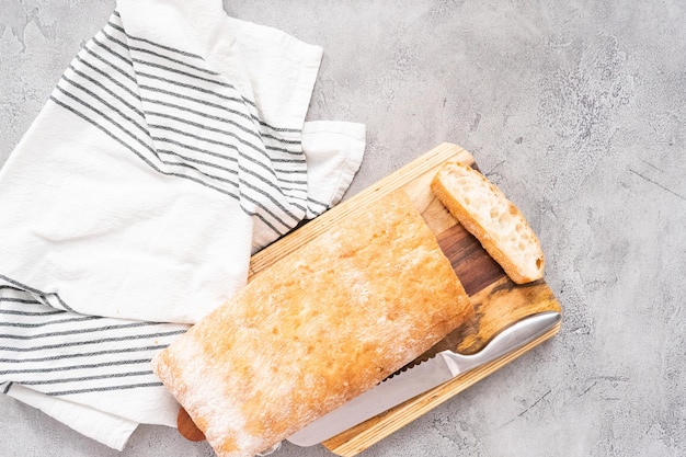 Pão de ciabatta recém-assado na mesa cinza.