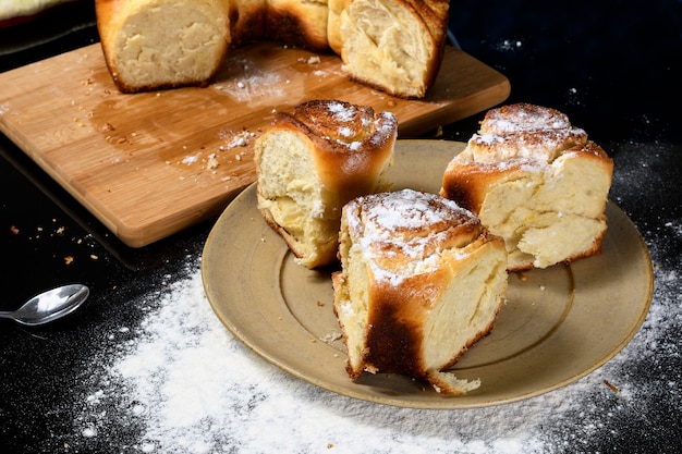 Pão de coco artesanal feito em casa em vidro escuro reflexivo