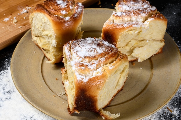 Pão de coco artesanal feito em casa em vidro escuro reflexivo