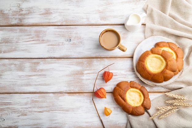 Pão de creme azedo com xícara de café