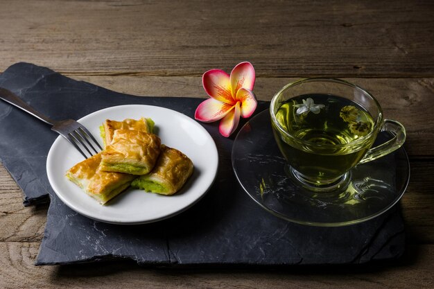 Pão de creme com chá de crisântemo em fundo de madeira